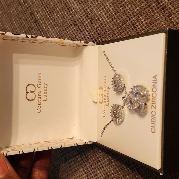 2CTW. Cubic Zirconia Jewelry Set NWT Baguette Stones Stunning! - Picture 6 of 6